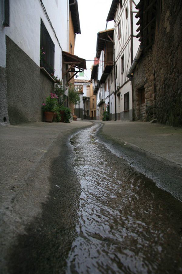  Regueras de agua por las calles de Villanueva de la Vera. 