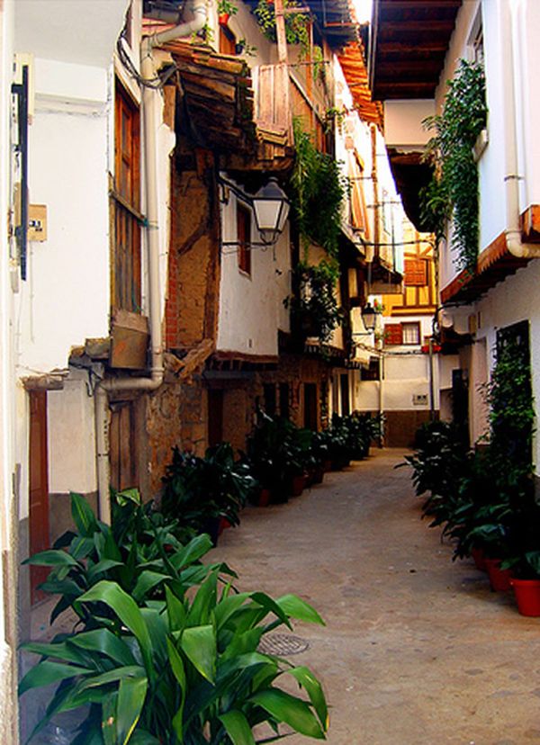Calle de villanueva de la vera. by www.escapadarural.com 