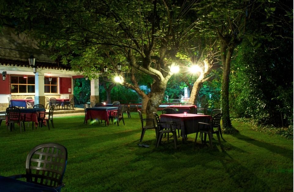  Imagen nocturna de la terraza en el jardín del restaurante Paprika en Villanueva de la Vera. Ffoto de archivo del restaurante 