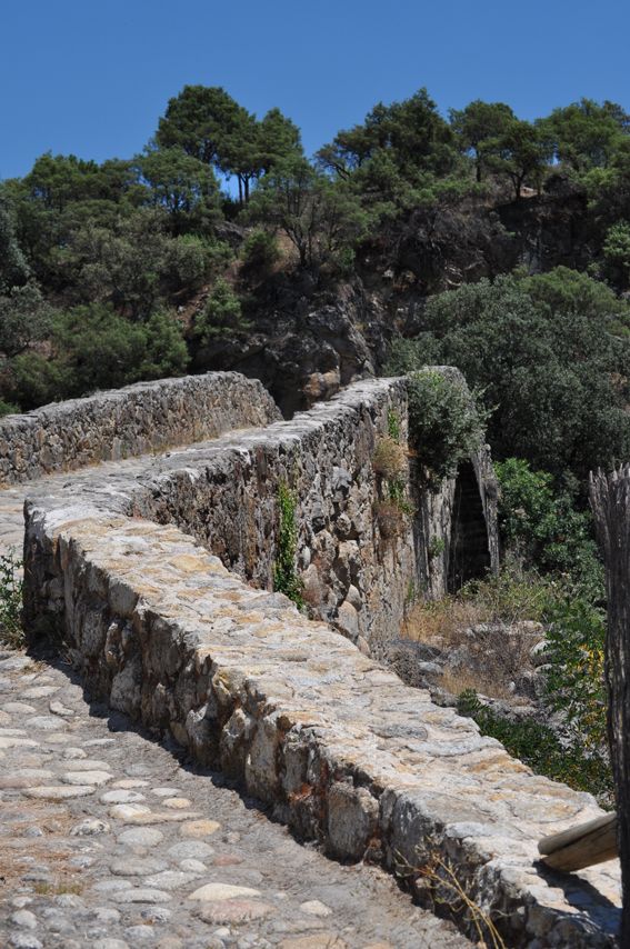 vista lateral puente romano en la garganta de Alardos. Fuente imagen: Veragua apartamentos Turísticos
