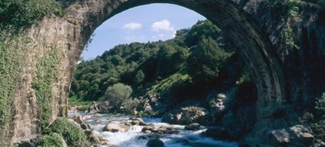 puente romano en la garganta de Alardos